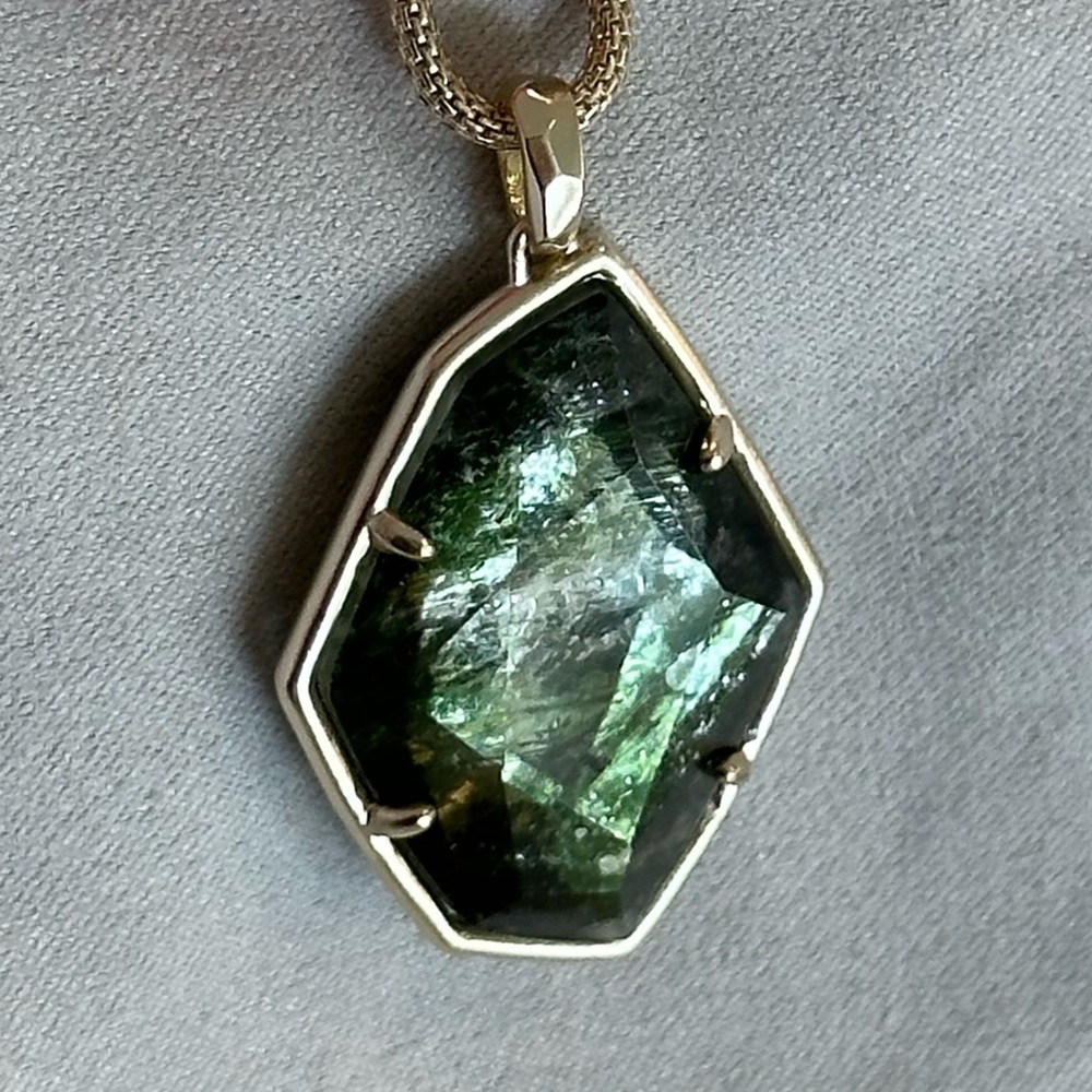 Kendra Scott Kalani Necklace in Sage Mica, Gold Plated Winter 2018 Collection - Picture 2 of 4